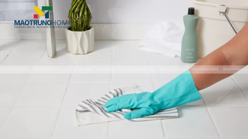 Vệ sinh sàn nhà bằng các dung dịch trung tính hoặc nước lau sàn dịu nhẹ định kỳ