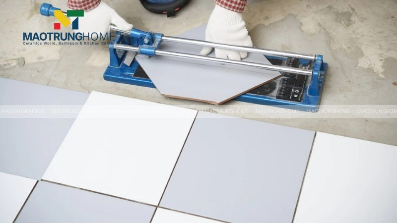 Hao hụt gạch lát nền làm thợ phải cắt gạch để vừa vặn với góc tường