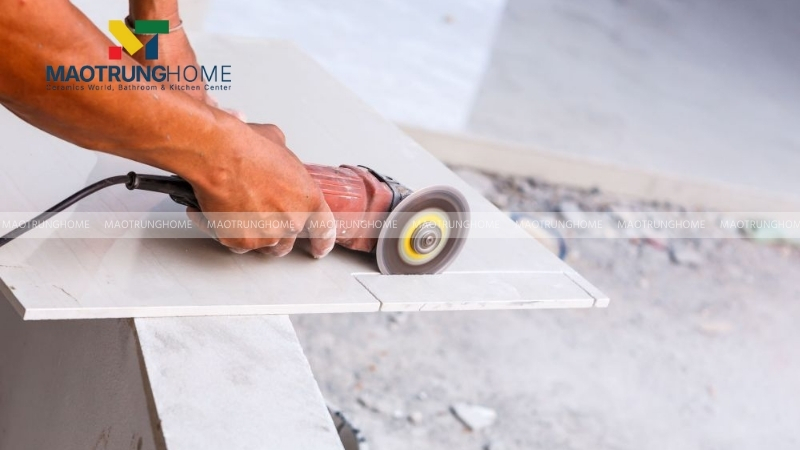 Gạch porcelain rất cứng nhưng giòn, dễ nứt nếu thợ không dùng máy cắt chuyên dụng