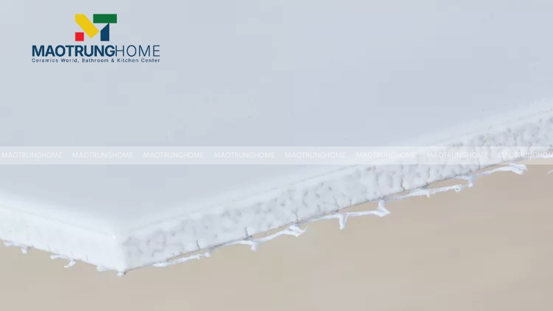 Nên chọn chất liệu xương gạch lát nền nhà tắm màu trắng là Porcelain