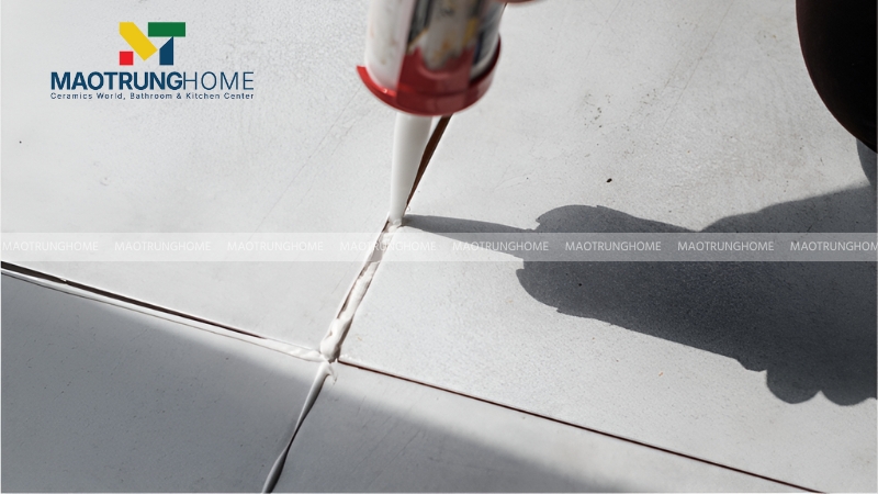 Nên phối gạch lát nền nhà tắm màu trắng với keo ron epoxy cùng màu