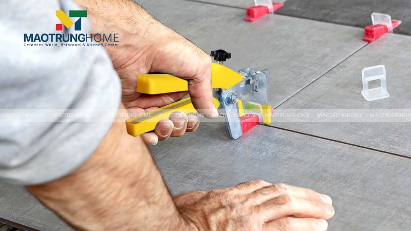 Nên sử dụng bộ ke cân bằng và kìm bóp chuyên dụng nhằm giúp sàn nhà phẳng tối đa