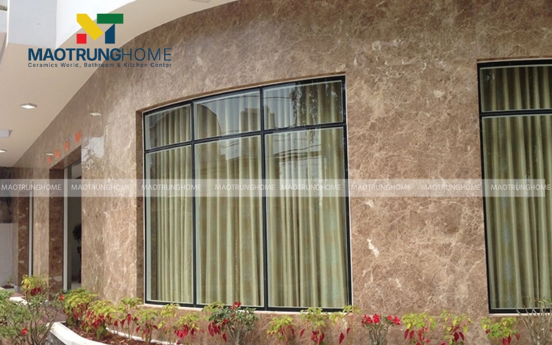 Gạch khổ lớn giúp mặt tiền trông bề thế và sang trọng hơn