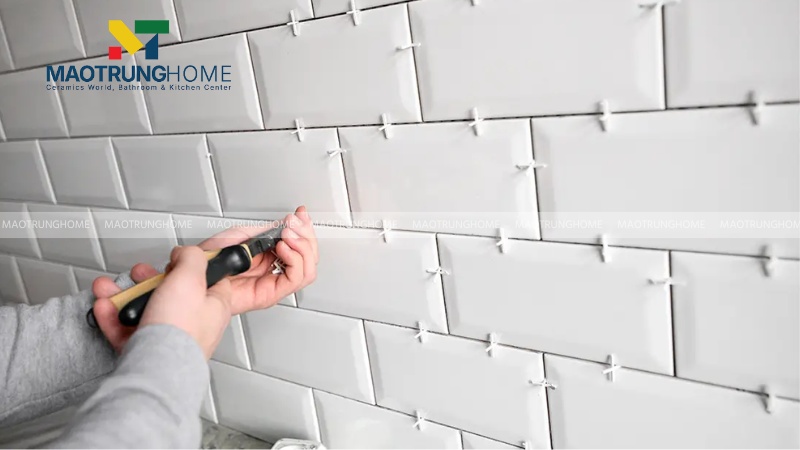 Kỹ thuật ốp gạch đảm bảo thẩm mỹ bằng cách sử dụng ke chữ thập