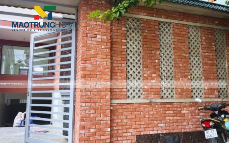 Thi công nhanh chóng nhờ kích thước tấm lớn 30x60cm tiện lợi