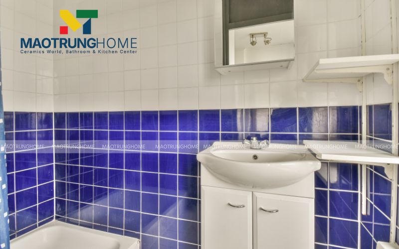 Gạch thẻ ốp tường tạo nét cá tính và hiện đại cho nhà tắm nhỏ
