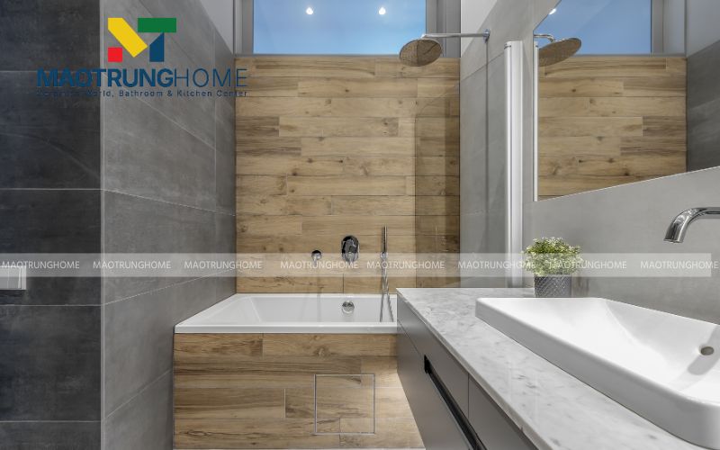 Gạch vân gỗ tông màu kem sồi cho nhà tắm nhỏ đẹp nhẹ nhàng