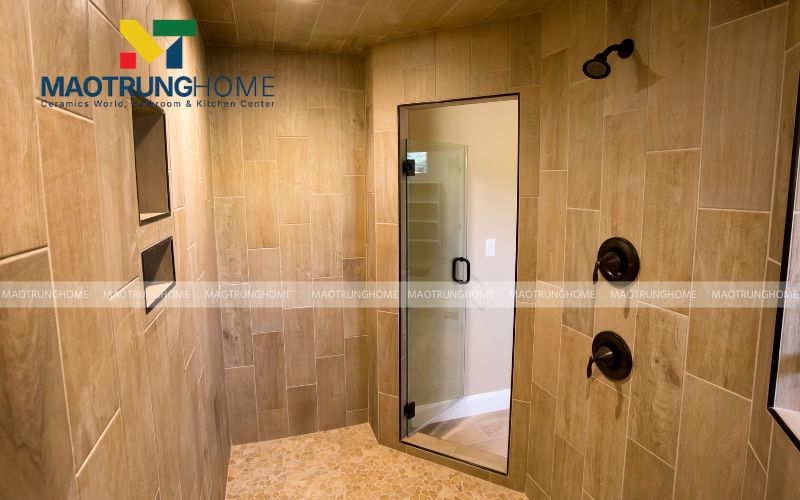 Sắc màu gỗ sồi trắng giúp không gian phòng tắm thêm thông thoáng