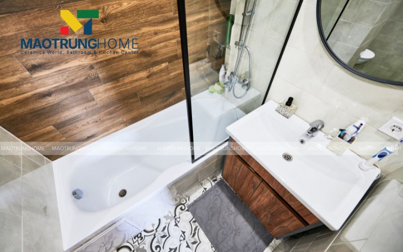 Gạch vân gỗ tông sáng mang lại sự ấm áp cho nhà tắm diện tích nhỏ