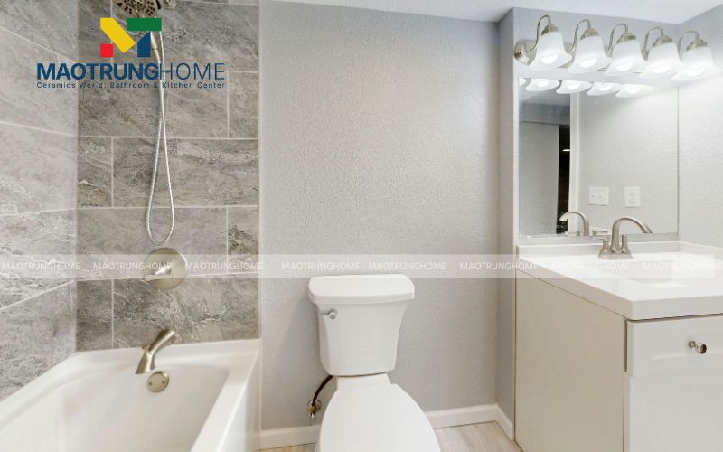 Lựa chọn gạch vân đá xám nhạt cho phòng tắm nhỏ phong cách hiện đại