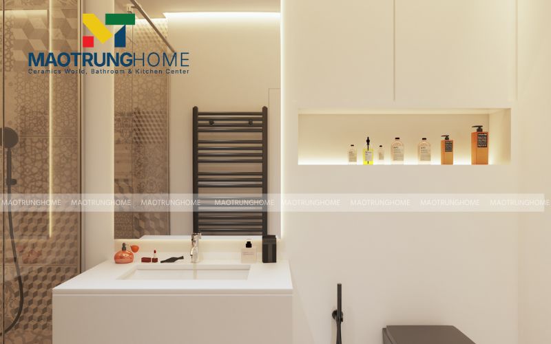 Sự kết hợp giữa gạch họa tiết và thiết bị vệ sinh trắng