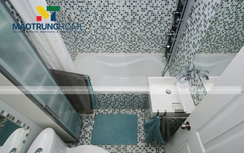 Tạo điểm nhấn ấn tượng cho mảng tường gương bằng gạch Mosaic