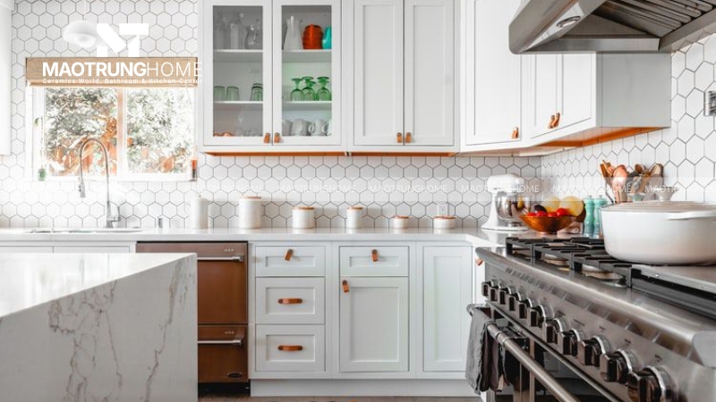 Phối hợp màu sắc gạch mosaic với nội thất tủ bếp