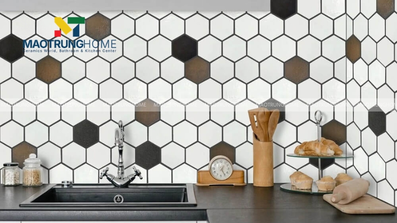 Hình khối lục giác tạo nên sự trẻ trung và chiều sâu cho các mảng tường nhỏ