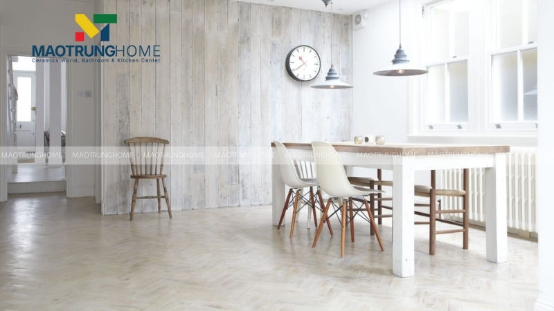 Phối màu tường trắng đồng nhất với gạch trắng hoặc trắng kem