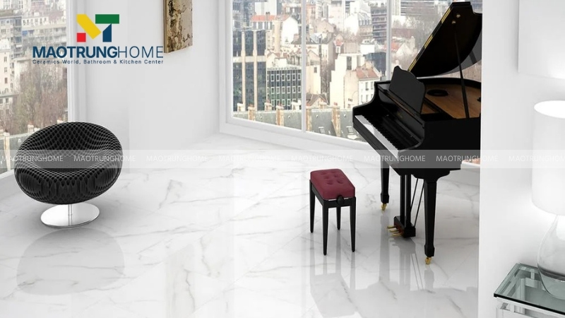 Phối màu với tường trắng sang trọng với gạch vân đá Marble