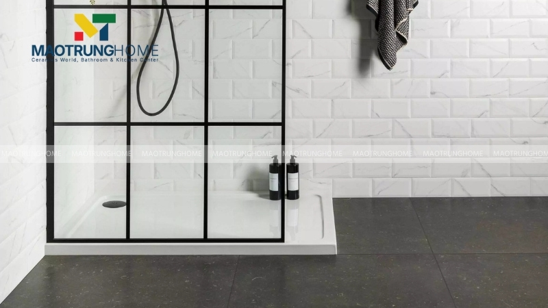 Phối màu tường trắng phá cách từ gạch lát nền tông màu tương phản