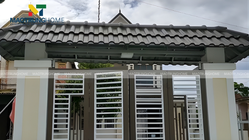 Cổng mái ngói xám hợp mệnh Kim