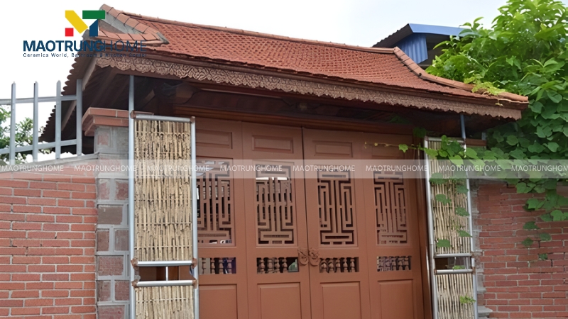 Cổng mái ngói đỏ hợp mệnh Hỏa