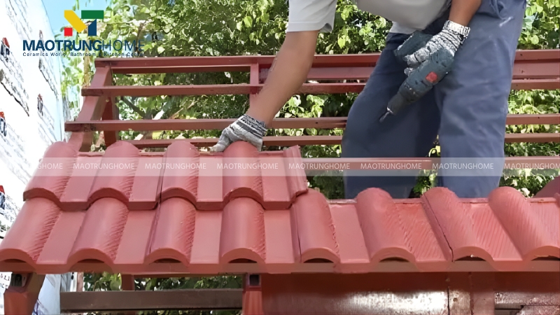 Thi công cổng mái ngói đúng kỹ thuật giúp tăng độ bền vật liệu