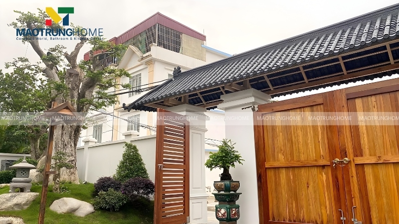 Cổng mái ngói sang trọng cho biệt thự sân vườn