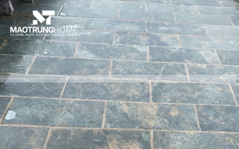 Bề mặt nhám sâu giúp chống trơn trượt cho khu vực sân vườn