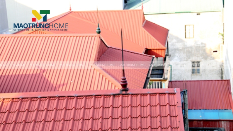 Ngói đất nung có hệ số dẫn nhiệt nhất định, dễ tích tụ năng lượng từ mặt trời