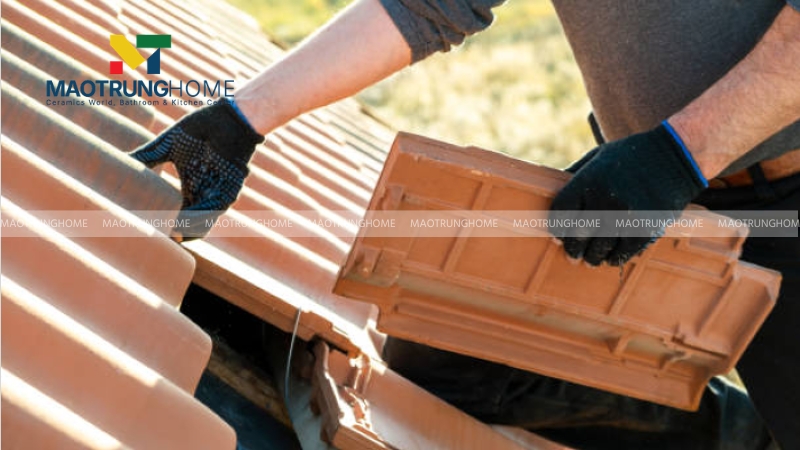 Thay thế viên ngói bị hỏng