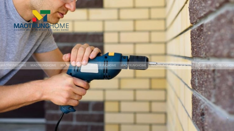 Gạch ốp tường dễ bị vỡ và nứt khi khoan