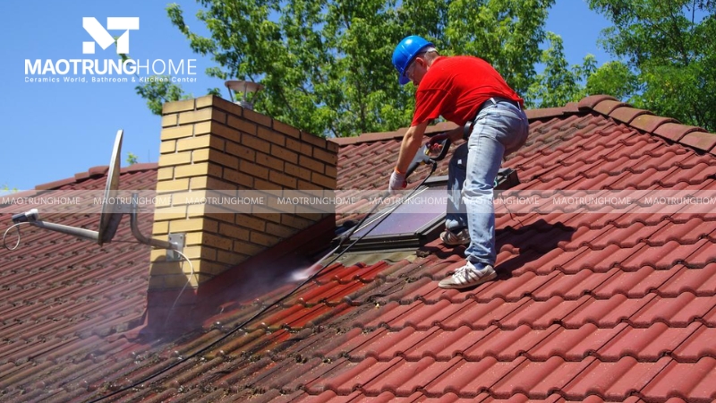 Xử lý làm sạch bề mặt ngói