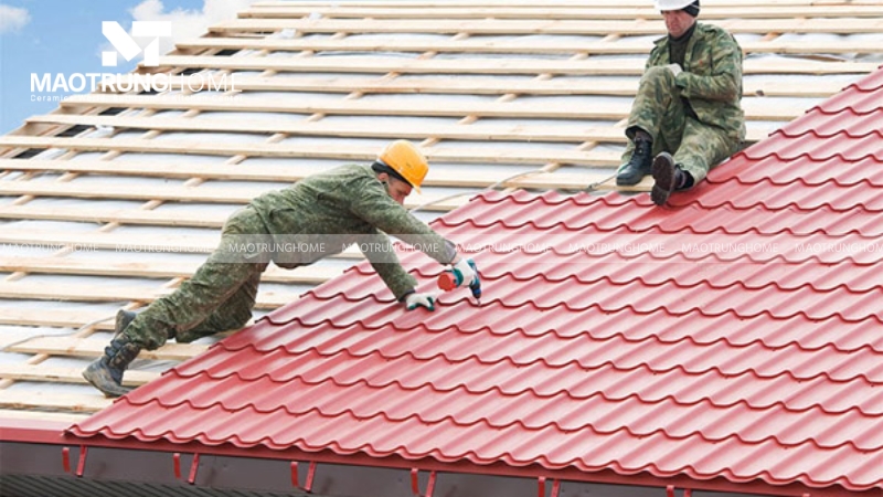 Phủ một lớp dung dịch nano chống thấm chuyên dụng lên bề mặt ngói để hạn chế đọng nước