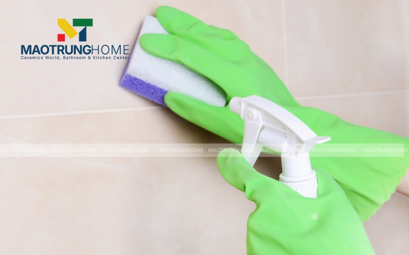 Bạn có thể dùng dầu hỏa hoặc xăng thơm thấm vào vải mềm để lau nhanh