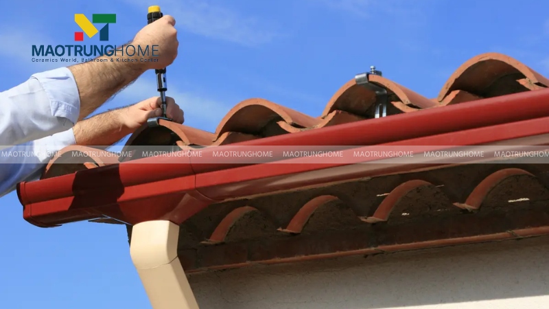 Lợp hàng ngói chính đầu tiên