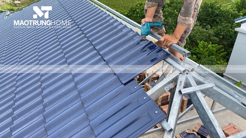 Cố định ngói bằng vít chuyên dụng và khoan mồi