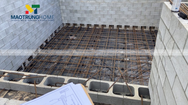 Với các mảng tường cao trên 3m, cần có hệ khung xương thép hoặc dầm bê tông phụ để chịu lực