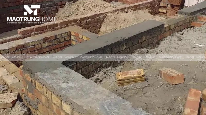 Bề mặt sàn hoặc móng tường cần được làm phẳng và vệ sinh sạch