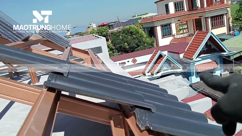 Việc thi công mái ngói Nhật cần tuân thủ nghiêm ngặt quy trình kỹ thuật