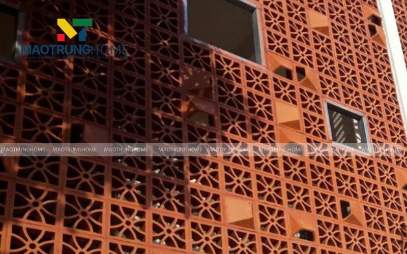Gạch bánh ú đất nung giúp điều hòa không khí và chắn mưa tạt