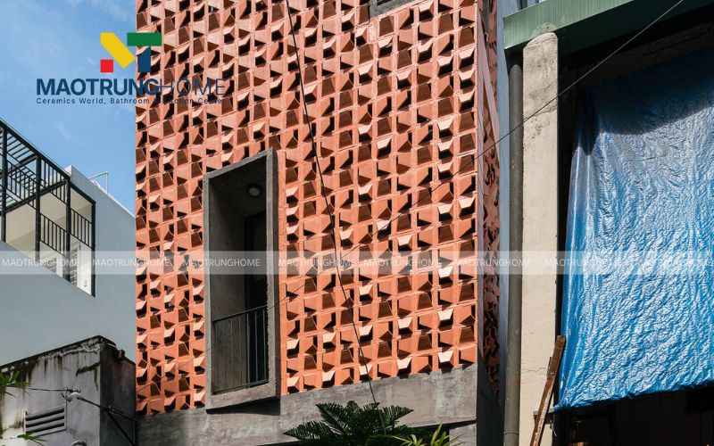 Sắc đỏ cam đặc trưng từ đất sét nung ở nhiệt độ cao