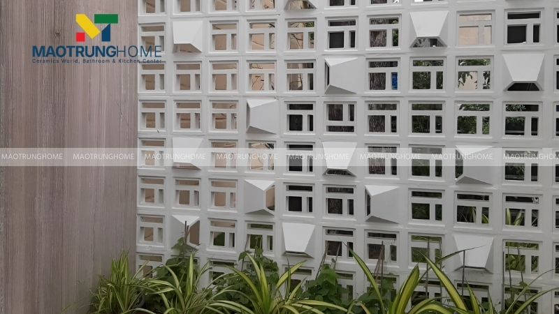 Gạch bông gió chống mưa là loại gạch trang trí có cấu tạo đặc biệt với các rãnh thoát nước hoặc bề mặt vát dốc