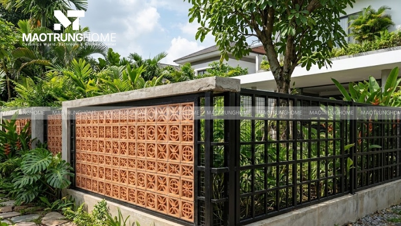 Nên đặt khung sắt bảo vệ phía sau mảng gạch ở những vị trí nhạy cảm