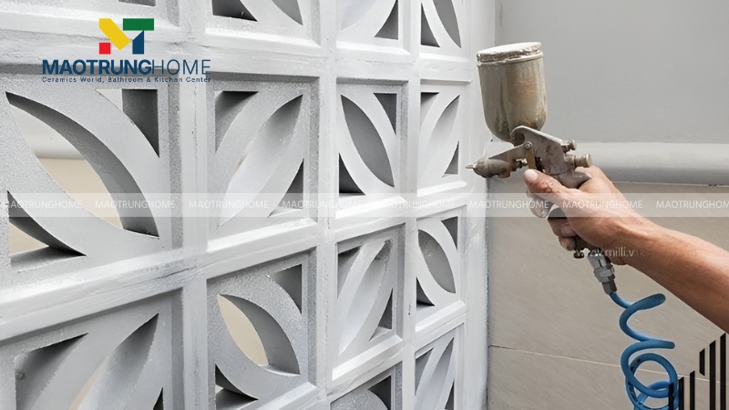 Sử dụng máy phun sơn để dung dịch sơn len lỏi vào từng ngóc ngách hoa văn
