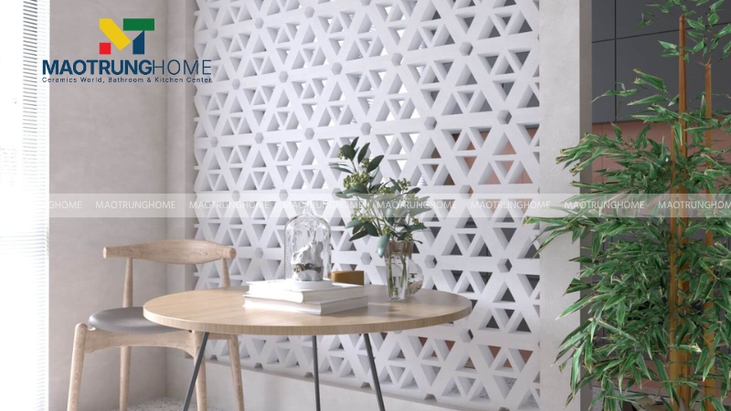 Gạch bông gió màu trắng là loại vật liệu xây dựng trang trí có các họa tiết hoa văn rỗng bên trong