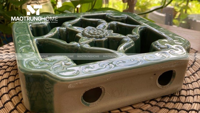 Gạch bông gió tráng men là dòng gạch thông gió cao cấp làm từ đất sét nung nhiệt độ cao, bề mặt phủ lớp men kính bóng mịn