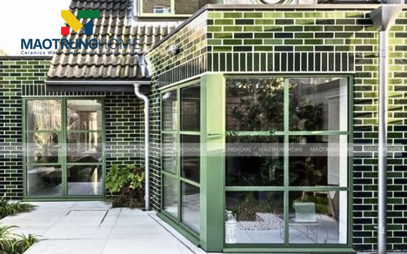 Hiệu ứng gạch thẻ xanh ốp dọc giúp ngôi nhà trông cao và thoáng hơn