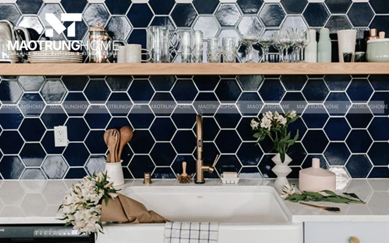 Gạch Mosaic lục giác xanh gốm sứ mang lại chiều sâu cho tường bếp