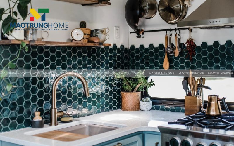 Gạch Mosaic xanh tạo điểm nhấn nghệ thuật cho khu vực bồn rửa