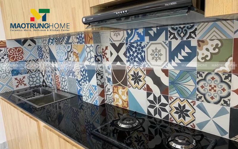 Phong cách Indochine đậm nét với mẫu gạch bông họa tiết xanh