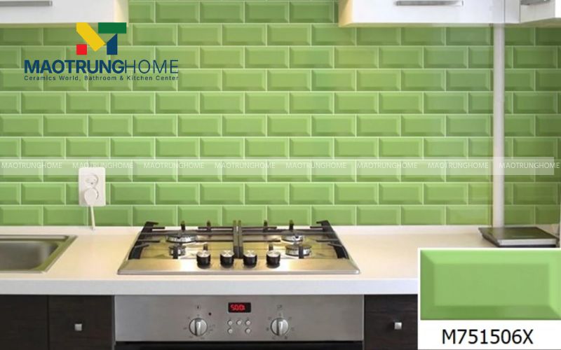 Gạch thẻ màu xanh kích thước nhỏ tạo sự linh hoạt cho tường bếp