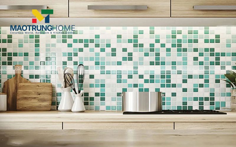 Gạch thẻ xanh biển ốp dọc giúp không gian bếp trông cao hơn